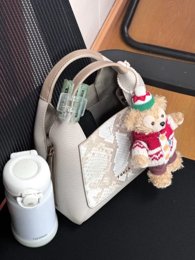 包包的使用感非常好，香香的，应该是被卖家清洁过。
挖煤姬平台的客服也棒棒哒，回复速度比较快！
物流也还行，就是运费太贵了?