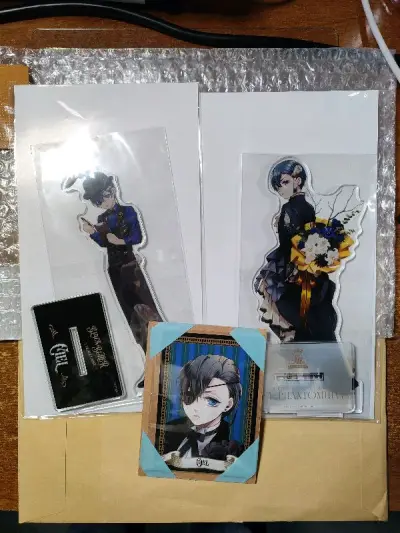 立牌好大！相卡好米！法特柄的背头发型少爷真的看一次爱一次，立牌新出的两个柄图也很好看！我决定要收复数！