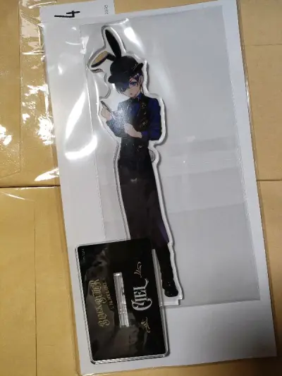 立牌复数！虽然本来同一个卖家那还买了GF立牌，但一直没发货一个星期后退款了。还收了俩cafe吧唧，原袋爱好者专门选着有原袋买的，还有GF小色纸，看着挺便宜，买完发现国内更便宜，果然不是热柄国内收就好了