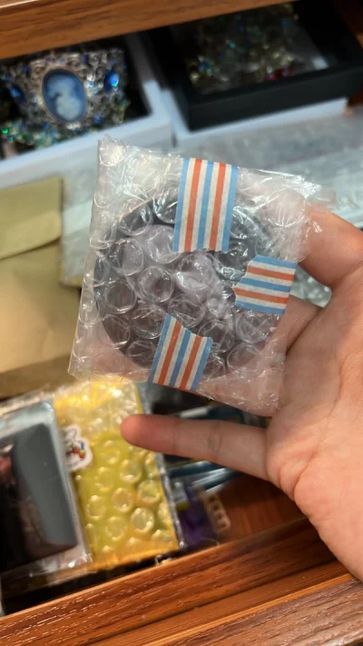 8个吧唧完美下车～包装都特别好 泡沫很多 裹的很紧实同时樱花妹寄过来的完全密封 非常好 箱子也很大 里面泡沫好大一个 很好 谷子完美