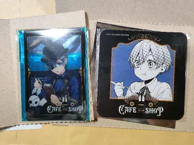 幼年啵！我香香软软的小少爷～这个柄真的太可爱了！透卡也来一张～小海报不知道是啥谷 ，但这个柄只见过贼贵的会员插画板，这个图案很清晰，美中不足有折痕。剧团的ai酱不要太蛊惑我惹，国内收了一张，煤上一有又切了hhh，剧场版杯垫也很米，美美入复数～