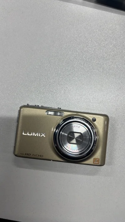 相机很好 总体很完美 能正常使用 没有大瑕疵 小瑕疵可以接受 卖家包装的很用心 都用泡沫纸给我包好了 就是电池有些不耐电 