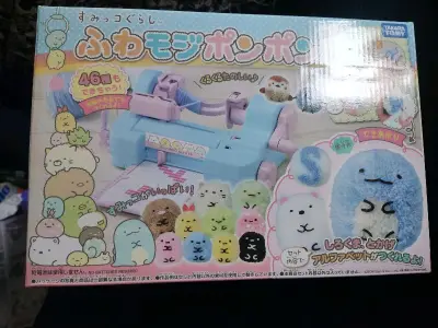 她很喜欢角落生物，刚好刷到这款毛球机，挺少见的，连教程都很难找，不过能买到她喜欢的东西就开心啦，玩起来很简单，继续冲