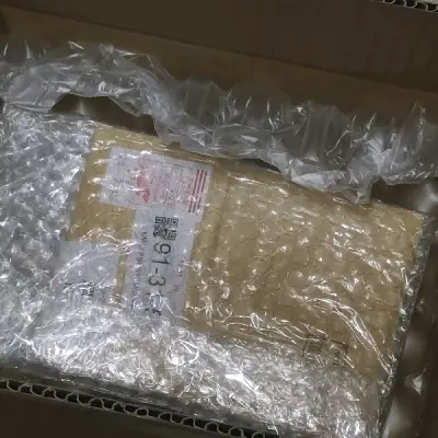 好耶又收到了貌美谷子！是四周年的小卡和拍立得！北斎真的很好看啊！！
包装真的很好，谷子没事！感谢太太！