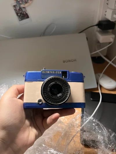 特别特别好，日本卖家发货很快，包装也很仔细，相机外面缠了好几层保鲜膜，然后又用塑料纸包装起来，还特别用胶带给镜头做了保护。
送的小徽章也特别可爱。

a very pleasant shopping experience and thanks for the lov...