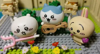 在一个寂静的夜晚，我在灯光下欣赏这些精致的周边产品。它们不仅具有实用性，更是艺术性和实用性的完美结合。有没有觉得，有时候一个小小的周边产品，就能给我们的生活带来极大的满足感？