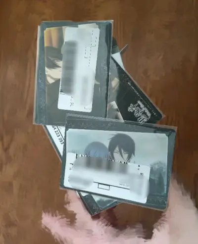 上个月提交的竹蜻蜓订单，刚刚去拿的快递。竹蜻蜓包装没的说，很厚实的气泡纸。第一次收到骏河屋切的卡片，有气泡袋和纸盒包装，好得有点出乎意料。还有煤炉切的纸片set，都很不错。上个月的竹蜻蜓次数都用完了，这个月把仓库清一清坐等到货，非常期待下一单竹蜻蜓！