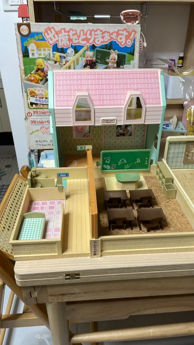 这次丝滑入境，没有让我补充申报，也没到交税的点，所以，到了国内隔天就收到了。这次是三年二班系列的房子，虽然年代久远也发黄了，而且可能卖家没有包装好，有一个角都裂了。但用502粘起来了也看着还好。希望后面的一系列都能安全下车。