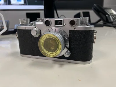 物品满意，虽然慢门速度粘滞，好在机器结构不复杂，收到后拆机全面保养了一下，现在状态很好。国内EMS效率比较低。