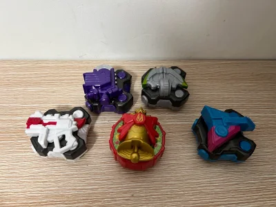 合单有一点点慢，但是国际物流很快，相对的来说还是可以的，估计是年关了也能理解，东西很好，很喜欢，竹蜻蜓也很便宜，推荐