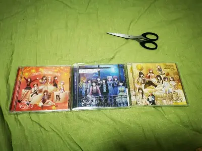 迷光一套三个的钥匙扣比想象中还要小，太迷你了。碟是三张solo，不得不说SC的solo真的不错，好几首都非常喜欢，这次能一起收了还是蛮高兴的。无论是卖家包装还是平台的包装都是一如既往的给力，三张碟的盒子也没有任何损伤，令人安心