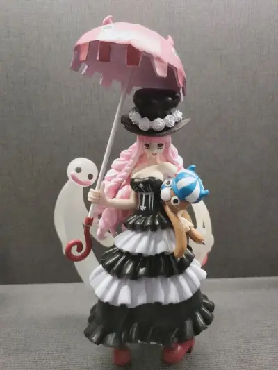 佩罗娜是恐怖三桅帆船“三怪人”中唯一的女性，动物僵尸与吓人僵尸的指挥官
2年前扎着粉色的双马尾，头戴皇冠，手上经常拿着一把酒红色的伞。2年后身穿哥特风的连衣裙，带着高帽。
非常棒，非常可爱，也是非常喜欢的一个人物！
卡鲁鸭，没有过多的介绍了，总之就是很喜欢，很可爱的...