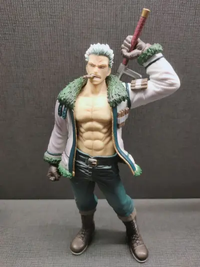 海贼王：为什么大家都喜欢斯摩格这位海军？斯摩格作为路飞新世界前篇的第一个宿敌，性格是十分直爽与好战，镇守的罗格镇可谓是十分平和安全，后来为了追捕路飞等人而进入伟大航道。在阿拉巴斯坦篇中为还人情而将草帽一伙放走，事后执意不接受上级的奖励而破口大骂，因此也对海军表面的正...