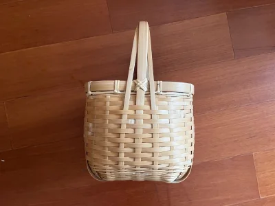 在购买之前我还是迟疑了一下，但是到手之后就发现这款小篮子非常扎实又精致，整个竹条的处理是很到位的，没有太多的毛刺，只有轻微接头，属于手工制品的正常现象。