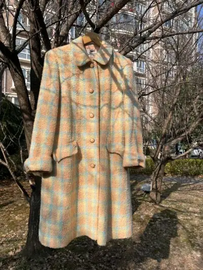 冰激凌配色的大衣 在阳光下美得不可方物 毛茸茸的质感配上温柔的马卡龙格子 很难让人不爱  蓝色外套是鹿皮绒质感 版型挺括 上身也很美丽！太棒啦