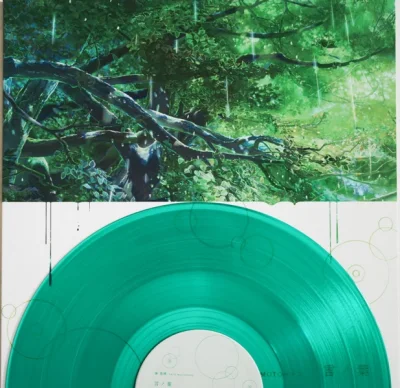 「言叶之庭」的ed《rain》最早是大江千里1988年发行的专辑「1234」中的一首歌曲，之后槇原敬之也翻唱过，而秦基博在2013年也把这首歌收录在这张「言ノ葉」中。