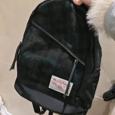 这单等蛮久的，但是海运真的很便宜。包包也很好，跟图片一样，容量很多成色也不错。希望飘在海上的包裹快快到我手上