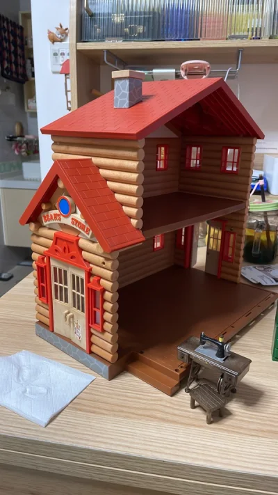 这两个房子都是万代的，一个据说是枫叶镇故事里的面包房，另一个小尖顶屋出自哪个系列，上任主人也不知道，感觉应该也是。粉色系的配色很漂亮，打算给娃当桌面置物收纳架用，真挺好看的。
不过，那个面包房有点裂缝，其实不是运损，我仔细放大图片看，应该是原来就有的，但上任主人没拍...