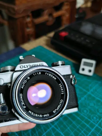 最近淘了一个奥林巴斯om1，到手成色还挺棒的，功能倒是挺流畅没有老相机那种卡卡的感觉，镜头清理了一下干净多了