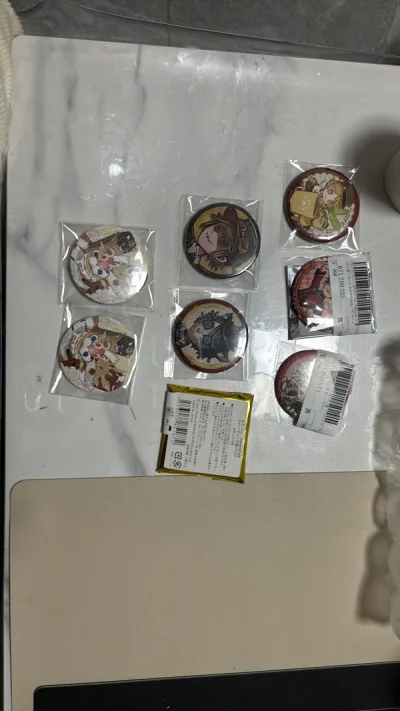 这次买的邮差吧唧都完好的到我手上了，速度也很快，uu真是太可爱了，谷子状态都很好，包装也很严实，泡沫袋很有安全感～