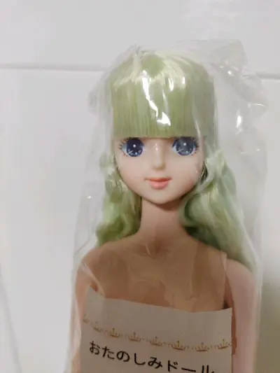 挖煤入，全新未拆的，状态很完美。未来一直都是我最爱的珍妮朋友，妆容比想象中更温柔亲切，发型也很有新鲜感，感觉会适合白纱裙或者波西米亚风格的裙子。