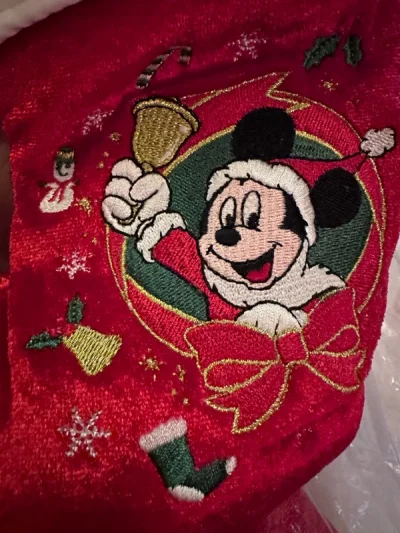 这一次淘到了非常喜欢的圣诞米奇袜，07年的东西能保存的这么好真的很棒，刺绣做工也是绝了！希望大家都能多多淘到自己喜欢的东西！
