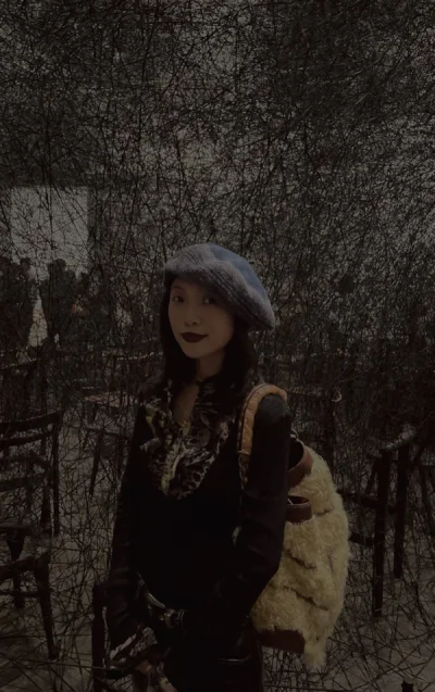 5555 真的是太好看了 容量非常大 是中包类型 能装无敌多东西 简直爱不释手 狂爱这个牌子 基本上每次出门都背这个包！！！！