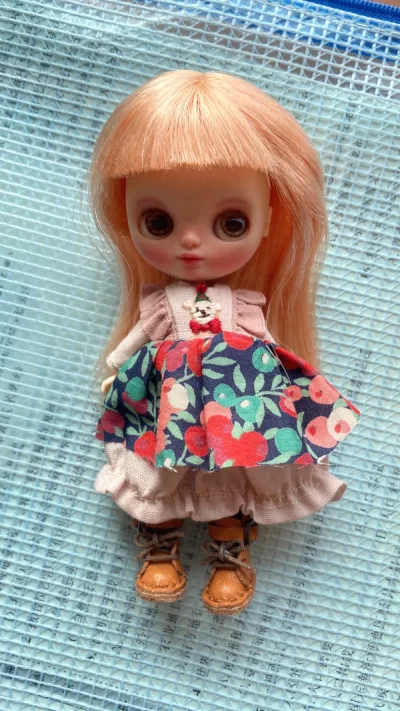 我把娃的眼珠换了一下，喜欢迷你布，挖煤姬时不时会有一些作者的迷你布放出，我买了几个，大多数还是很喜欢的，就是竹蜻蜓有点慢，ems每次被税，其他都挺好，如果竹蜻蜓能审核再快一点，限制再少一点那就完美了。