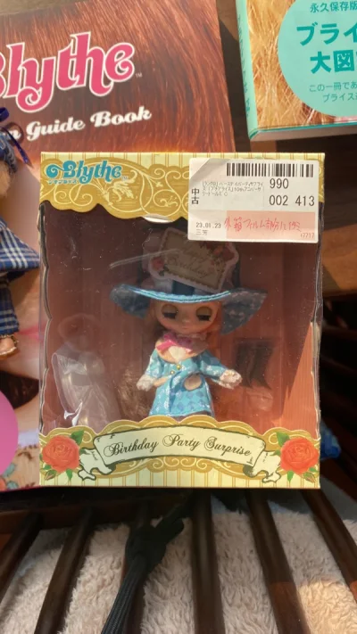 这只娃实在是便宜，折合人民币才四百多元加上运费啥的也没有多少，之前有一只同款周年的，这只很划算就又下手了，哈哈哈这只娃本身也是很漂亮。没什么下次好像是盒子有点压扁所以价格很低，我看很多低价的娃也是因为盒子瑕疵，不是盒子控可以下手。