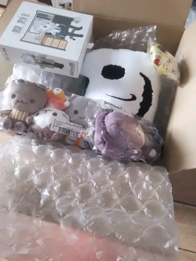 是不是超级巨大的？没想到这么这么大(≧▽≦)，因为重量选择了挖煤姬的海运，合单减重了很多呢退了部分运费，到达也基本在一个月之内，确实省心哈哈哈～玩偶大一点也很好，真的很喜欢他神戳戳的样子哈哈哈哈，震撼吧o(≧v≦)o～虽然很巨大，加起来金额过了免税线但海关大大给我丝...