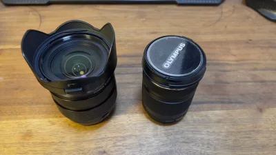 偶尔逛雅虎，发现好价，马上碰碰运气，可能因为买家照片不清，信息不明原因，竟然没人竞拍，就这样底价拿下，超好运。回来就确实个镜头盖，其他完全ok。一下子省了不少。平台包装也很好。满意度很高的购物体验。