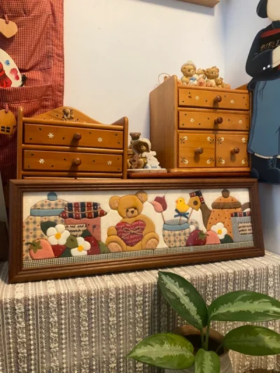 陆陆续续买了好几幅这种拼布画，日本人心灵手巧～都是古董级别的，东西真的无可挑剔！挖煤姬包装也很好，完好无损，希望挖煤姬越来越好，速度越来越快，又会再多些！么么，无限回购