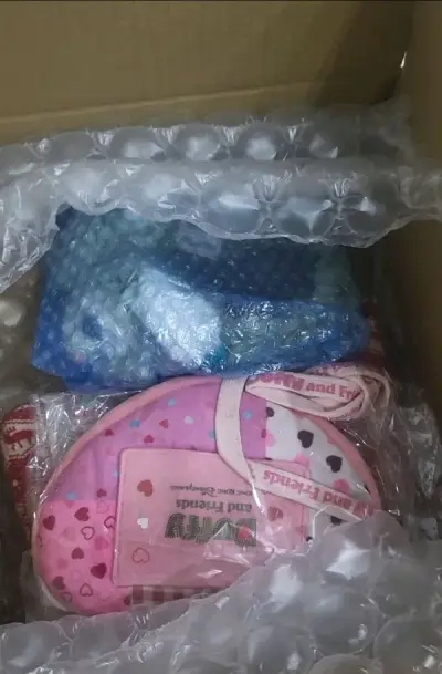 买了一些迪士尼的中古产品，都很好看，价格也不贵，物流走的竹蜻蜓，手提包很有圣诞元素，手感也很好，很有分量，斜挎包是爱心形状，特别可爱，最后买了一个托尼的耳罩，冬天不用怕冻耳朵啦，在国内很少见，在挖煤姬淘到很开心^_^