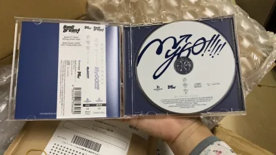 帮朋友买的cd光盘！比淘宝买便宜20多块钱，赚麻了。买的一张碟一盒模型，竹蜻蜓嘎嘎飞回来巨快。碟子是二手的，但是品相很好，还是很放心在这买的