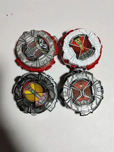 还是时王表盘，又又又买了好多好多的假面骑士时王表盘，大概有七十个左右，走的海运，没有被海关收税，到货后大多数都有电池，好开心