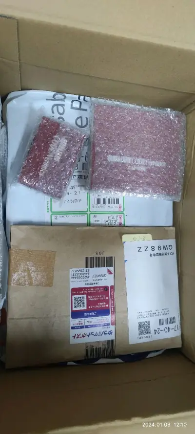 买了点游戏卡，王国之泪典藏，维罗妮卡限定，喷2的同捆。前两个还行，喷2的包装纸有破损，卖家没提示。翻个车。包裹依然很棒，航空物流挺快。