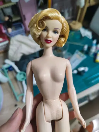 这次遇见了状态还不错的玛丽莲梦露单娃。这款很少见，而且状态也很难得，发型保存很好，脸变色程度比较轻。另一身珍妮月历的校服状态也很好，价格很美丽。