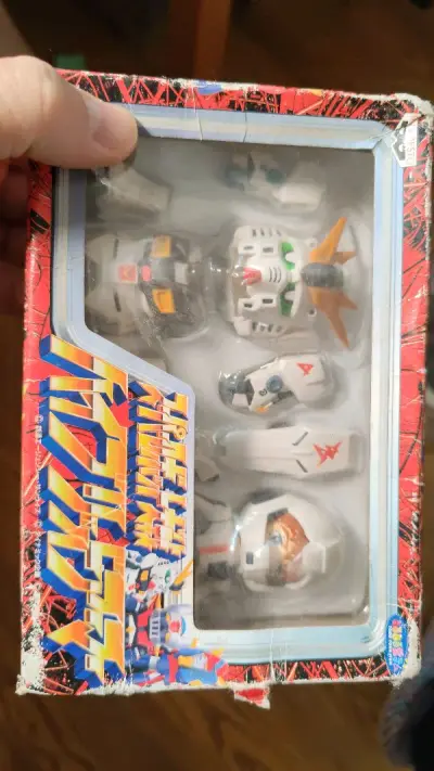 一箱各种高达周边模型，hcm勇士魔鬼鱼，机器人大战的阿姆罗SD玩具，绿扎古模型，下坡自走SD模型。。。