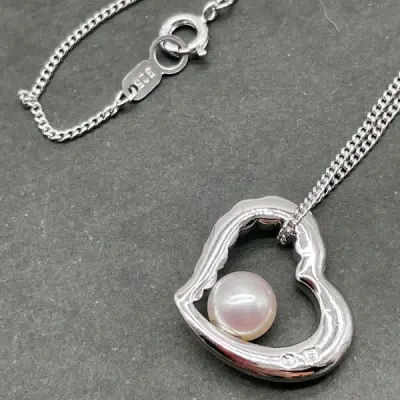 极美的淡粉色珠光，成色99新！价格美丽！不愧是Tasaki原产地，沉甸甸的925银加淡粉色珠光小灯泡，美丽拉满！另外包装很用心～