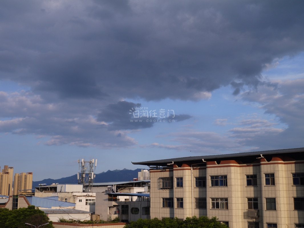 相机很漂亮是尼康j1出片很清晰功能一切正常价格比国内低了很多 很喜欢的一个相机很满意 后续还会继续购买





