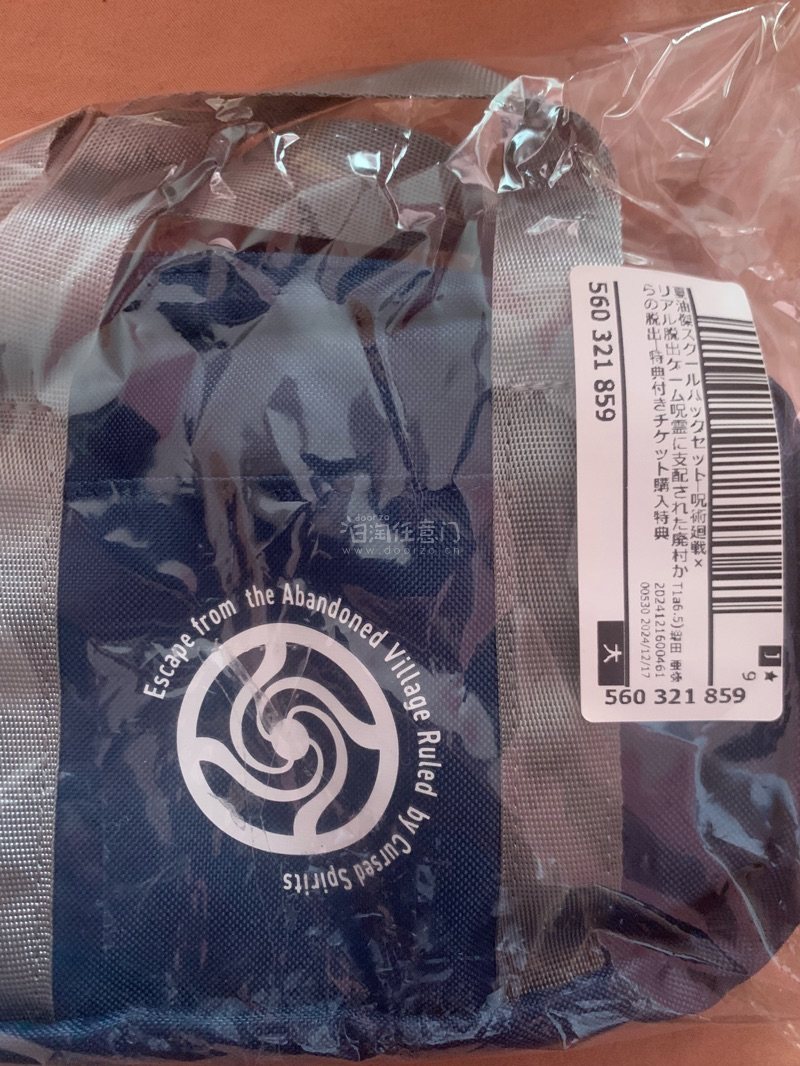 这么长的路途里面的镜子都没有碎，笔也还能写出墨水，真的超级喜欢这个包哇，小杰的包超级卡瓦，最喜欢的就是里面的笔，陪伴感max（另外两张图纯展示老婆美貌