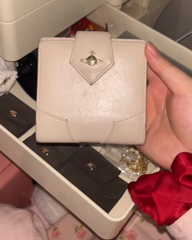 一起下单了三件商品 收到快递包裹的也非常严实 国际物流也比较给力 很快就收到了包裹 下单还是比较方便的 