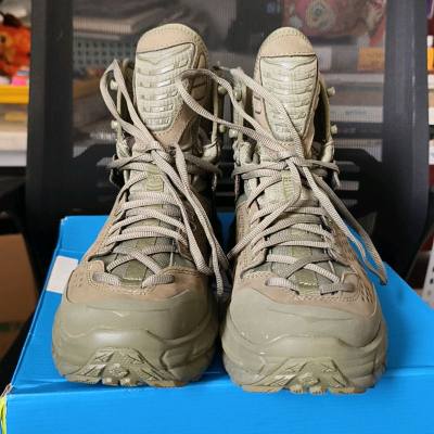 这次购入了hoka one one ultra high军绿色，虽然是二手的，但是成色很好，基本全新，尺码也合适。蹲了很长时间才蹲到。