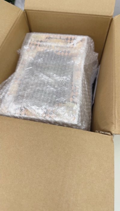 在挖煤姬上抢到了超可爱的娃娃！到货直接惊艳我，细节满满，妆面超级完美！最稳的是他们仓库还能免费拍照确认，直接发实物图给我看，完全不怕翻车～ 打包也巨靠谱，气泡膜裹得超厚实，拆开的时候简直治愈，安全感爆棚！ 走“竹蜻蜓”物流，审核完后十来天就直飞到手，全程物流信息都有...