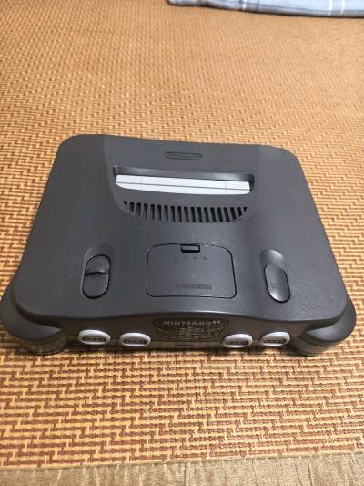 这次来的是经典的任天堂游戏机N64，该游戏机主要展示了任天堂向3D游戏进军的决心，虽然没在竞争中战胜对手索尼，但也在玩家心中留下不可磨灭的种子！成色很棒，打包非常给力！