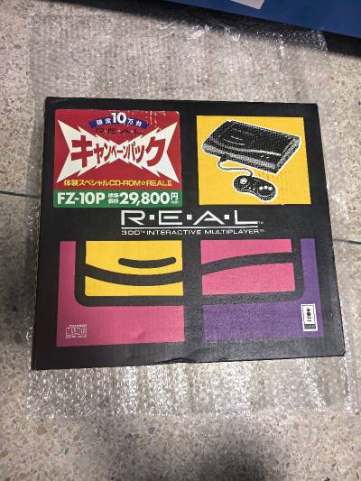 这次来的是冷门游戏机3DO。是由松下公司在1994年开发的全球第一款32位游戏主机。当时是售价就高达29800日元。让许多玩家望而却步，其中也不乏经典好玩的游戏，强大的性能也让玩家们津津乐道！