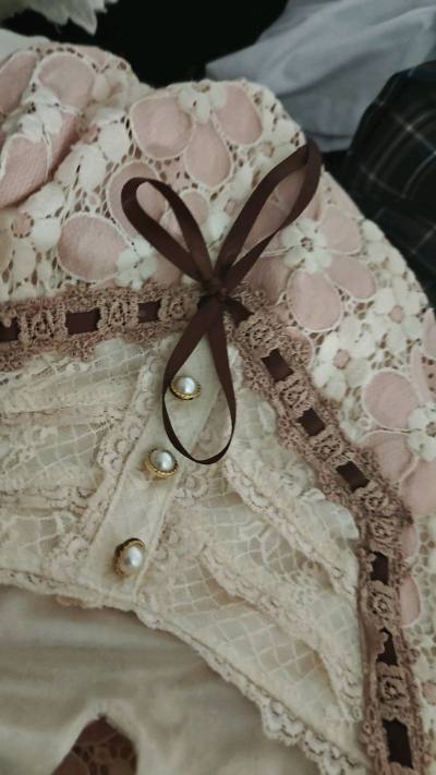 这次依旧买的漂亮衣服，都是稀有滴，特别美好~物流挺快的，过程顺利。收到好看的衣服心情会变美好，期待下次