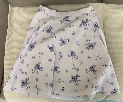 这次遇到阳花妹啦！这条Snidel碎花短裙细节保存完美，简直到手可以直接穿出门的地步，有淡淡的樟脑丸的味道， 平台包装超用心（泡沫纸狂魔认证），百元多get状态这么好的清楚系短裙太香了！
而且我还用积分抵消了一部分运费，不过航空过来邮费还是不低哦，希望平台多出点积分...