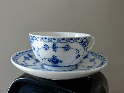 这只数字画师编号的哥本哈根百年半蕾丝红茶杯发色和绘画都十分精美，历经百年依然触动人心❤️太喜欢了?
