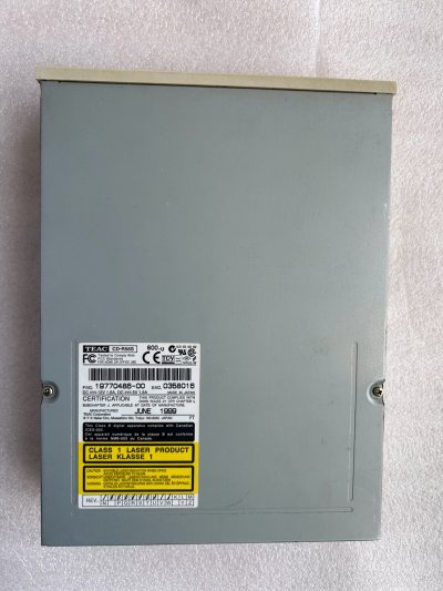 Teac 56s刻录机，回来能开机，能够通电，放碟进去也能转，但就不读碟，不知道是什么问题，另一台索尼的40w收音机，功能正常